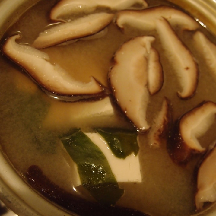 冷凍椎茸とわかめと豆腐のお味噌汁
